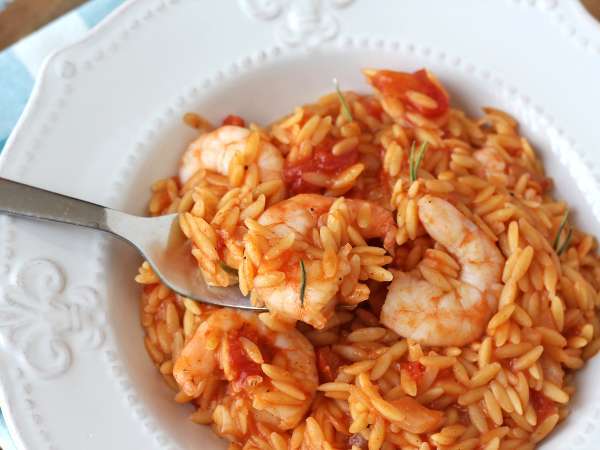 Macarrão orzo com tomate e camarões, preparado como um risoto - Preparação Passo 8