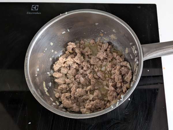 Massa gratinada com linguiça e bechamel cremoso (timballo de rigatoni) - Preparação Passo 1