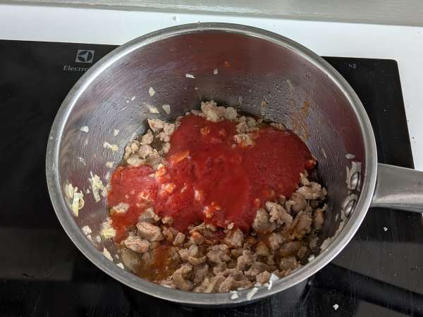 Massa gratinada com linguiça e bechamel cremoso (timballo de rigatoni) - Preparação Passo 2