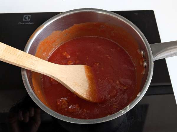 Massa gratinada com linguiça e bechamel cremoso (timballo de rigatoni) - Preparação Passo 3