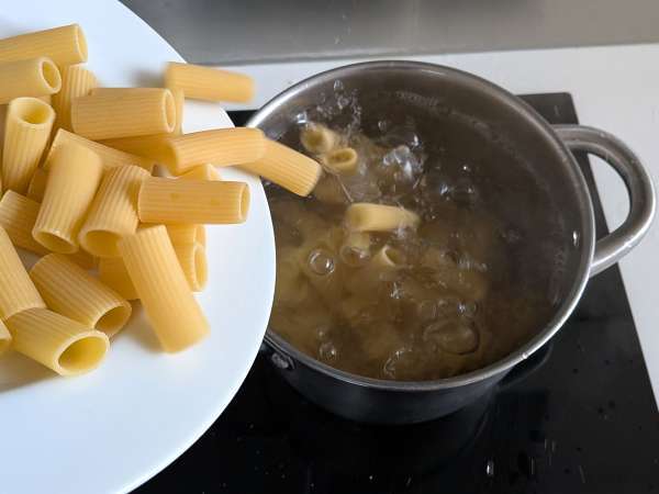 Massa gratinada com linguiça e bechamel cremoso (timballo de rigatoni) - Preparação Passo 6
