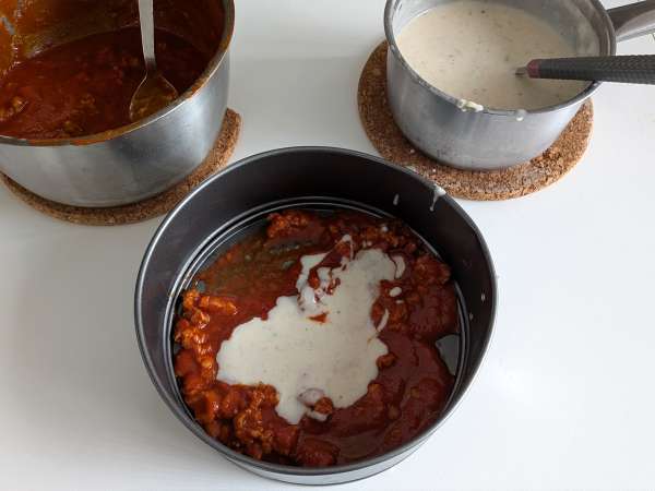 Massa gratinada com linguiça e bechamel cremoso (timballo de rigatoni) - Preparação Passo 7