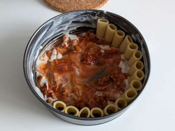 Massa gratinada com linguiça e bechamel cremoso (timballo de rigatoni) - Preparação Passo 8