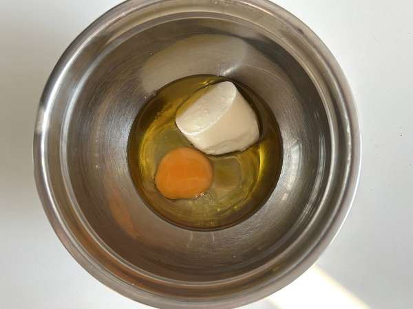 Bolinhos salgados com queijo feta, tomates secos e espinafre - Preparação Passo 1