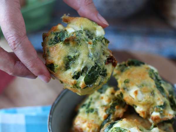 Bolinhos salgados com queijo feta, tomates secos e espinafre - Preparação Passo 6