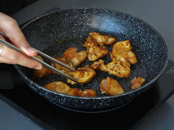 Macarrão udon com frango e molho de caril (curry) tailandês cremoso - Preparação Passo 2