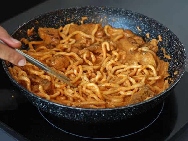 Macarrão udon com frango e molho de caril (curry) tailandês cremoso - Preparação Passo 5