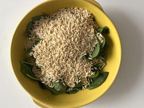 Macarrão orzo com pimento, chouriço e espinafre, tudo em uma única travessa - Preparação Passo 2