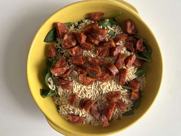 Macarrão orzo com pimento, chouriço e espinafre, tudo em uma única travessa - Preparação Passo 3