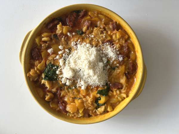 Macarrão orzo com pimento, chouriço e espinafre, tudo em uma única travessa - Preparação Passo 6