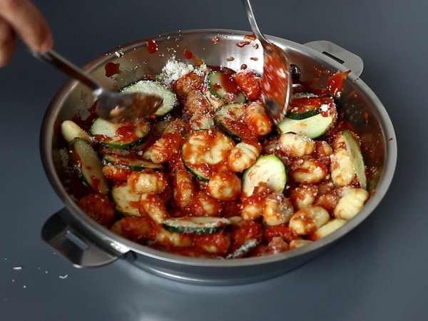 Nhoque ao forno com molho de tomate, queijo e curgete (abobrinha) - Preparação Passo 3