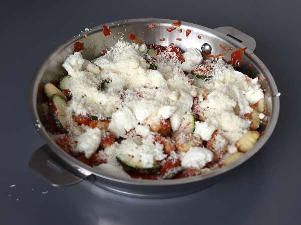 Nhoque ao forno com molho de tomate, queijo e curgete (abobrinha) - Preparação Passo 4