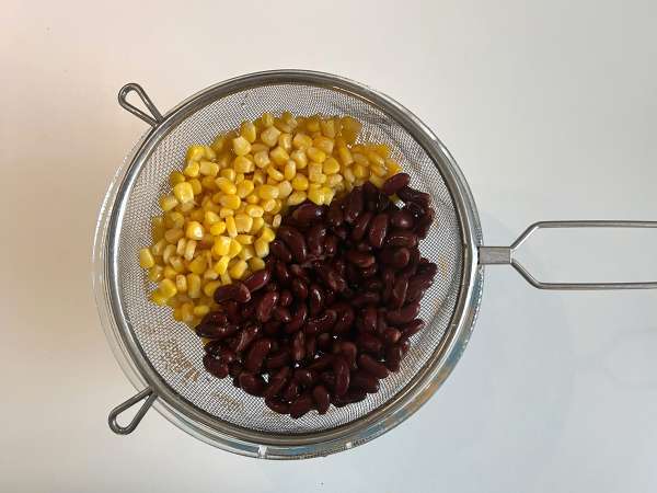 Salada proteica de quinoa com feijão vermelho e milho - Preparação Passo 3