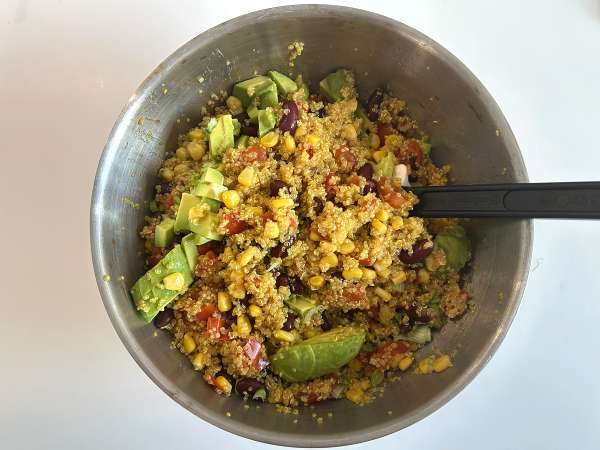 Salada proteica de quinoa com feijão vermelho e milho - Preparação Passo 7