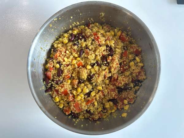Salada proteica de quinoa com feijão vermelho e milho - Preparação Passo 6