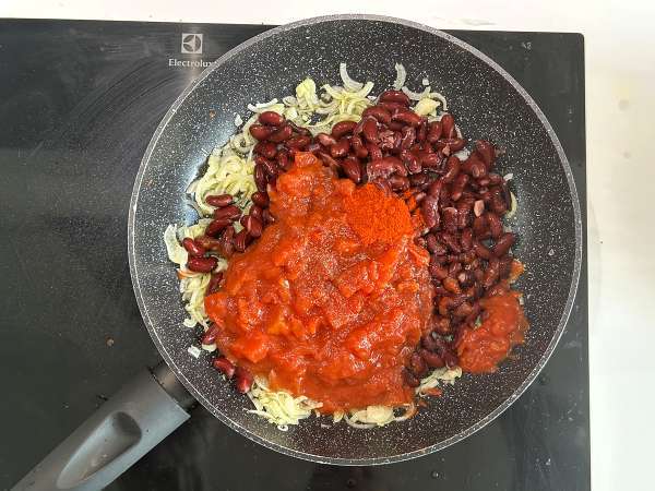Feijão vermelho com tomate e queijo feta assado - Preparação Passo 2