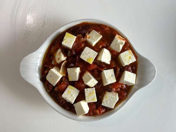 Feijão vermelho com tomate e queijo feta assado - Preparação Passo 3