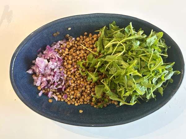 Salada de lentilha rica em proteínas com queijo cottage - Preparação Passo 2