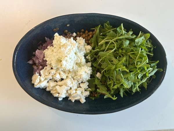 Salada de lentilha rica em proteínas com queijo cottage - Preparação Passo 3