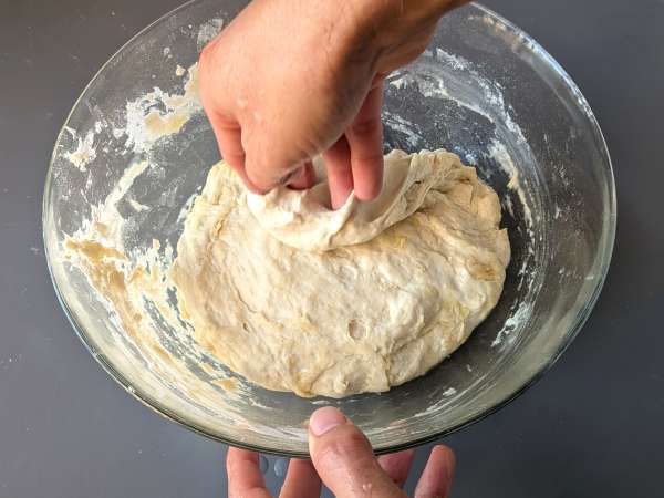 Focaccia caseira com tomate-cereja, azeitonas e orégãos - Preparação Passo 5
