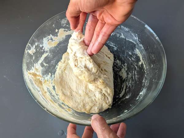 Focaccia caseira com tomate-cereja, azeitonas e orégãos - Preparação Passo 6