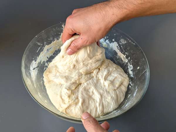 Focaccia caseira com tomate-cereja, azeitonas e orégãos - Preparação Passo 7
