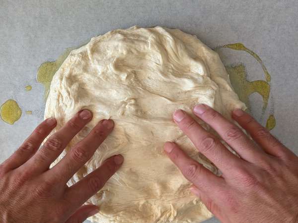 Focaccia caseira com tomate-cereja, azeitonas e orégãos - Preparação Passo 8