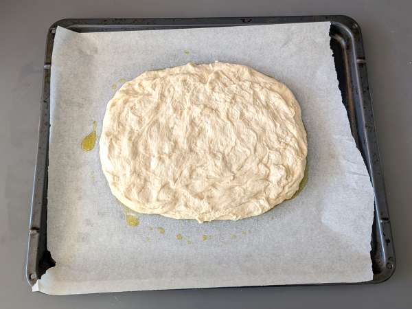 Focaccia caseira com tomate-cereja, azeitonas e orégãos - Preparação Passo 9