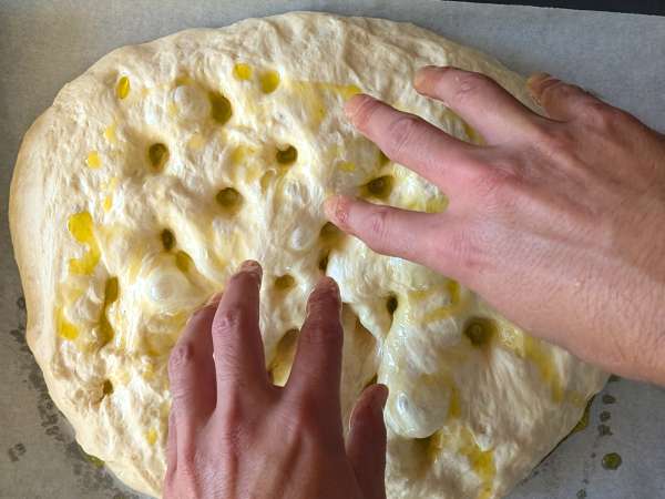 Focaccia caseira com tomate-cereja, azeitonas e orégãos - Preparação Passo 10