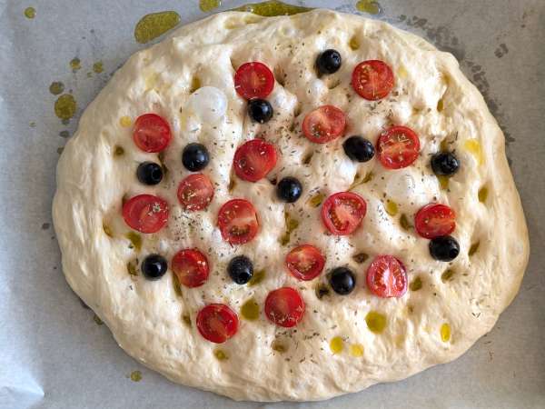 Focaccia caseira com tomate-cereja, azeitonas e orégãos - Preparação Passo 11