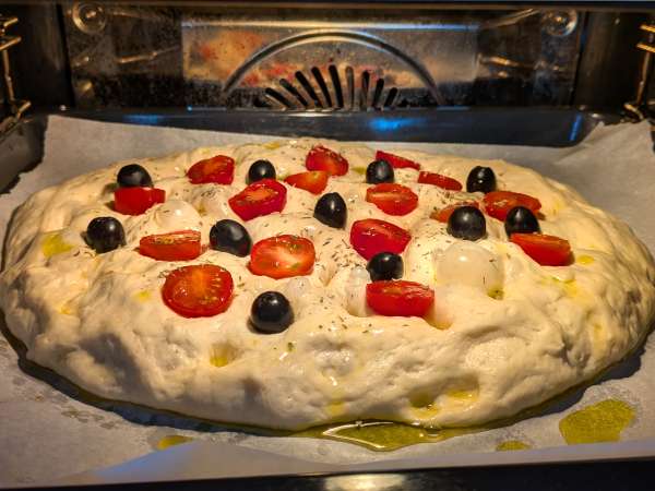 Focaccia caseira com tomate-cereja, azeitonas e orégãos - Preparação Passo 12