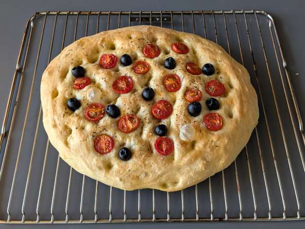 Focaccia caseira com tomate-cereja, azeitonas e orégãos - Preparação Passo 13