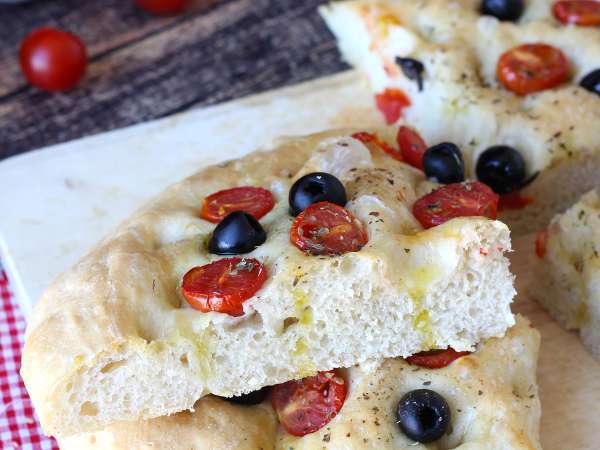 Focaccia caseira com tomate-cereja, azeitonas e orégãos - Preparação Passo 14