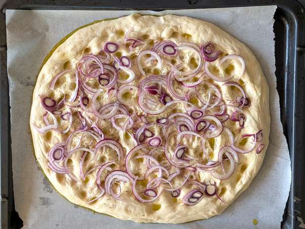 Focaccia rústica com cebola e alecrim - Preparação Passo 10