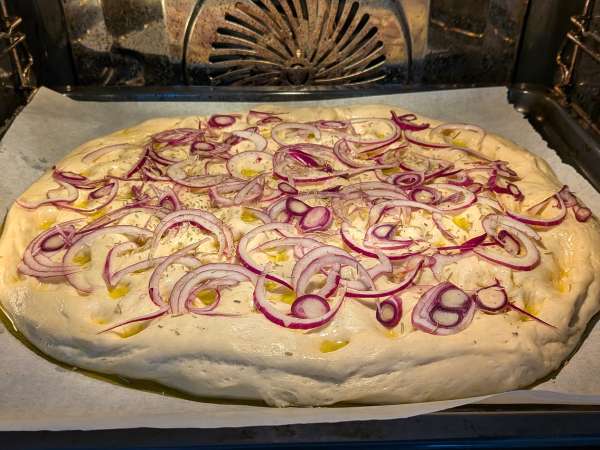 Focaccia rústica com cebola e alecrim - Preparação Passo 11