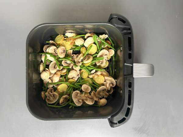 Pescada na Air Fryer com batatas, legumes e molho de vinho branco - Preparação Passo 4