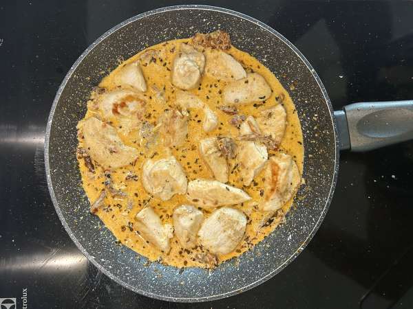 Marry Me Chicken Pasta: macarrão cremoso com frango, tomates secos e parmesão - Preparação Passo 9