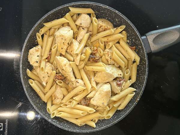 Marry Me Chicken Pasta: macarrão cremoso com frango, tomates secos e parmesão - Preparação Passo 10