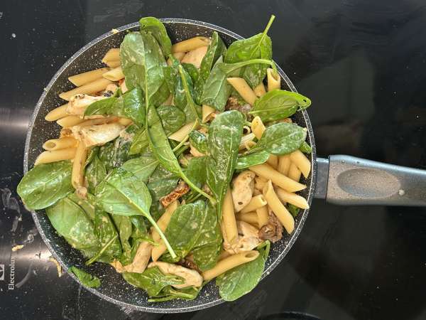 Marry Me Chicken Pasta: macarrão cremoso com frango, tomates secos e parmesão - Preparação Passo 11