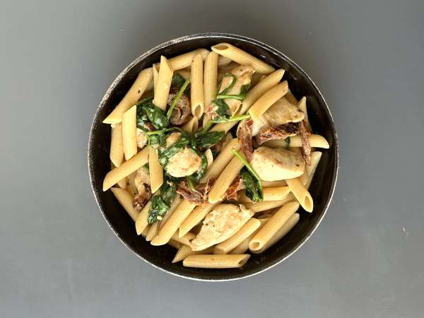 Marry Me Chicken Pasta: macarrão cremoso com frango, tomates secos e parmesão - Preparação Passo 12