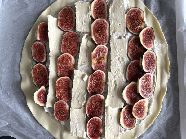 Torta fina de figos, brie e nozes - Preparação Passo 6