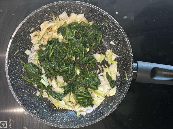 Quiche sem massa com espinafre e queijo - Preparação Passo 2