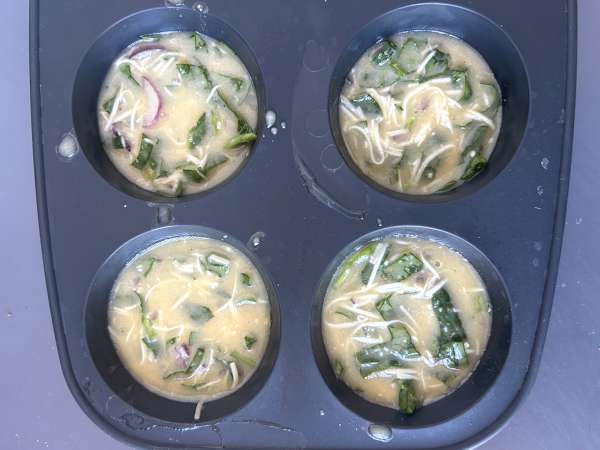 Muffins de ovo com queijo cottage e espinafre na Air Fryer - Preparação Passo 3
