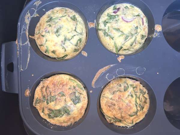 Muffins de ovo com queijo cottage e espinafre na Air Fryer - Preparação Passo 4