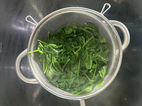 Lasanha vegetariana com espinafre e tofu na Air Fryer - Preparação Passo 1