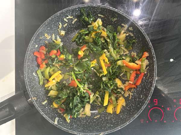 Quiche sem massa com salmão, espinafre e queijo cottage (rica em proteínas) - Preparação Passo 3