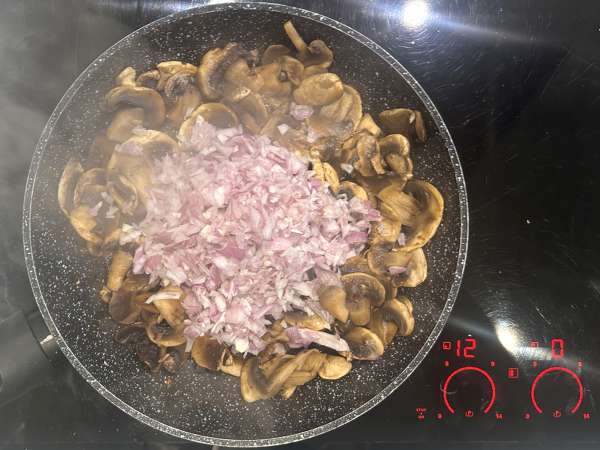 Quiche sem massa com cogumelos, bacon e queijo cottage - Preparação Passo 3