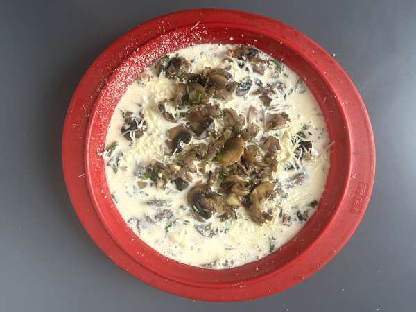 Quiche sem massa com cogumelos, bacon e queijo cottage - Preparação Passo 7