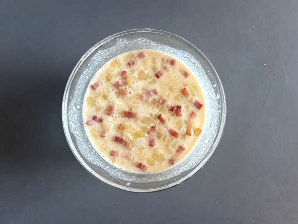 Zwiebelkuchen: a tradicional torta alemã de cebola - Preparação Passo 7