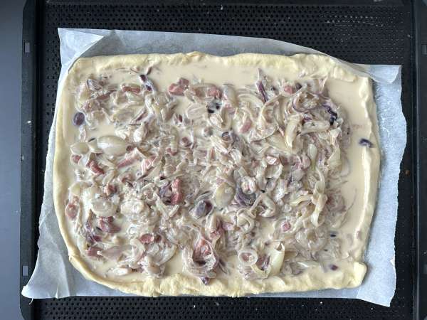 Zwiebelkuchen: a tradicional torta alemã de cebola - Preparação Passo 9